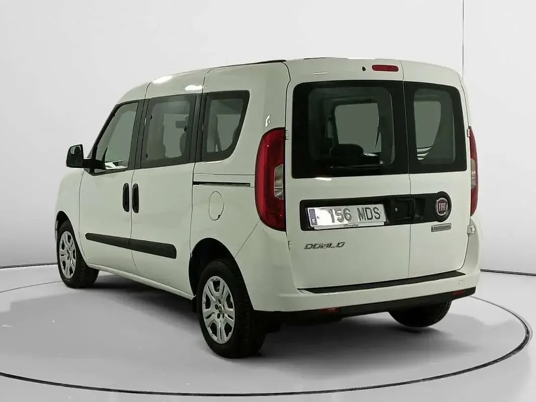 Usado Fiat Doblò Feel 102 CV (75 kW) 2023 Blanco Monovolumen