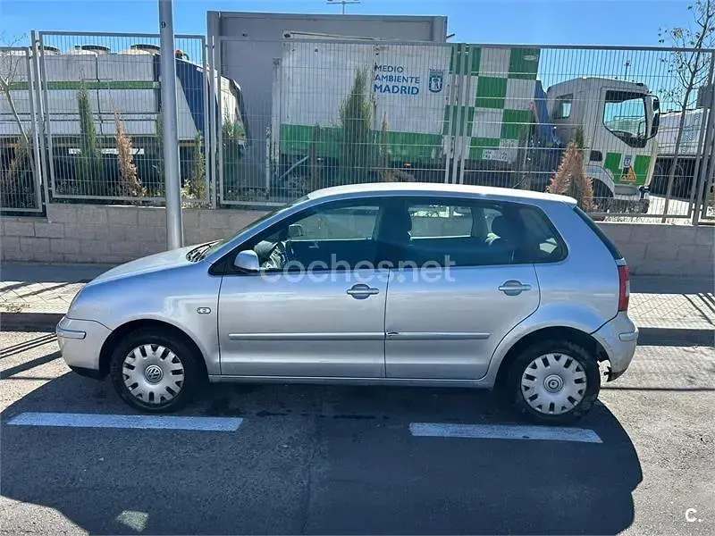 Usado VW Polo Highline 75 CV (55 kW) 2004 Gris / plata Berlina