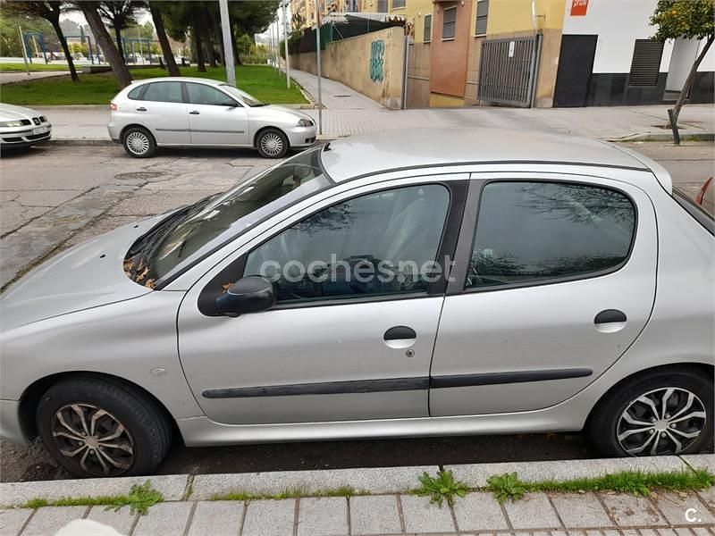 Usado Peugeot 206 70 CV (51 kW) 2002 Gris / plata Berlina