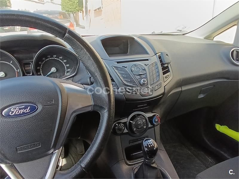 Usado Ford Fiesta Trend 75 CV (55 kW) 2015 Blanco Berlina