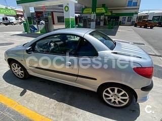 Usado Peugeot 206 138 CV (101 kW) 2002 Gris / plata Descapotable