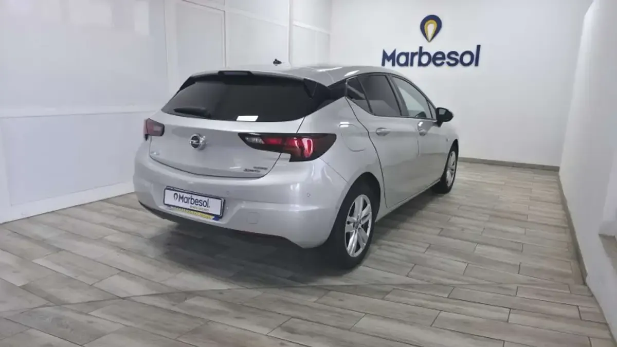 Usado Opel Astra Selective 105 CV (77 kW) 2020 Burdeos Utilitario