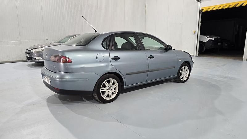 Usado Seat Cordoba Reference 100 CV (73 kW) 2005 Gris / plata Berlina