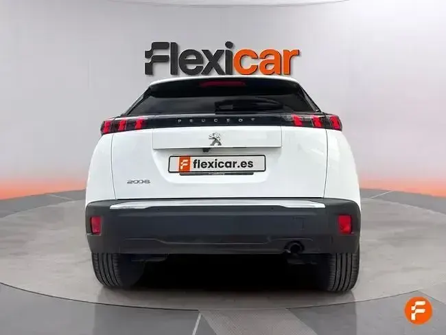 Usado Peugeot 2008 Allure 100 CV (73 kW) 2021 Blanco SUV