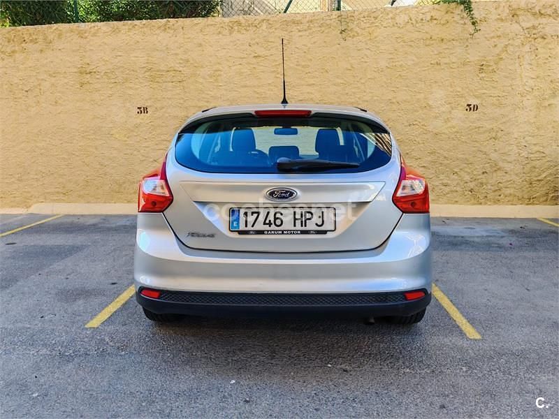 Usado Ford Focus Trend 125 CV (91 kW) 2013 Gris / plata Berlina