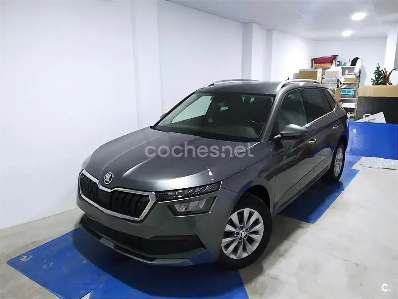 Usado Skoda Kamiq Style 110 CV (80 kW) 2022 Gris / plata SUV