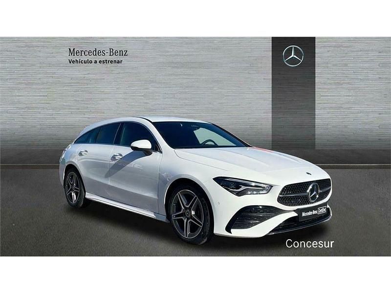 Usado Mercedes CLA200 Shooting Brake AMG line 150 CV (110 kW) 2024 Blanco Familiar