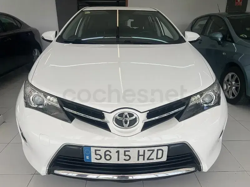Usado Toyota Auris Active 132 CV (97 kW) 2015 Blanco Berlina