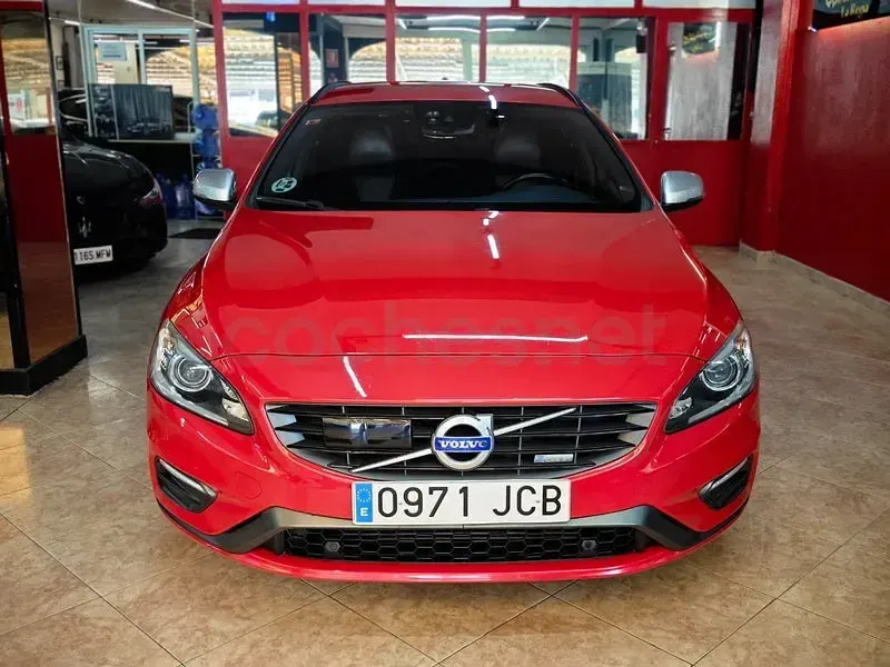 Usado Volvo V60 R-Design Momentum 136 CV (100 kW) 2015 Rojo Familiar