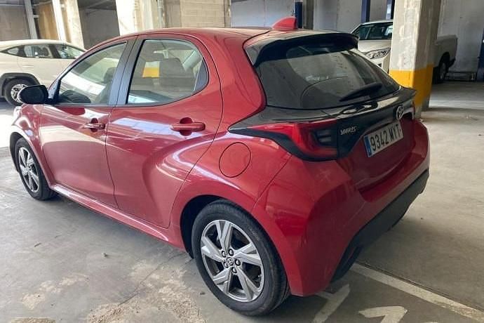 Usado Toyota Yaris Hybrid Active 116 CV (85 kW) 2025 Rojo Utilitario