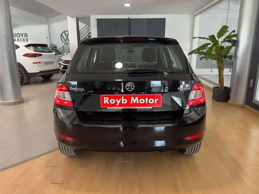 Usado Skoda Fabia Active 75 CV (55 kW) 2019 Negro Utilitario