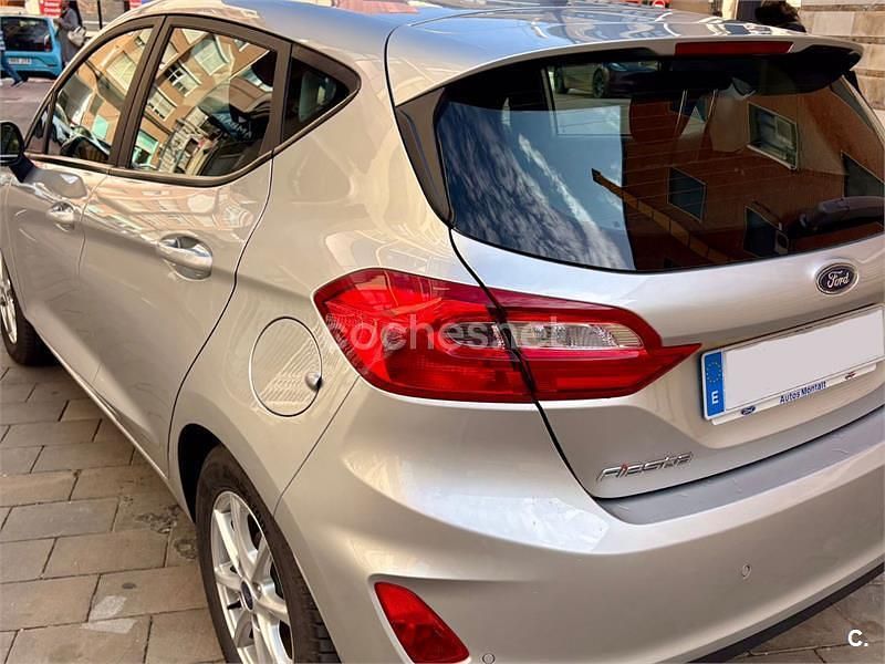 Usado Ford Fiesta Trend 85 CV (62 kW) 2018 Gris / plata Utilitario