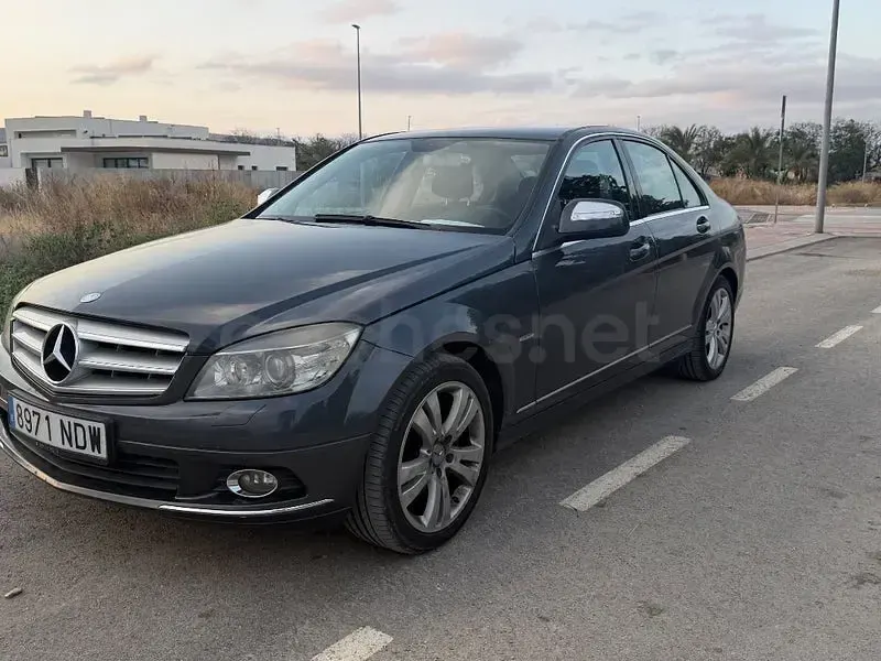 Usado Mercedes C320 Elegance 224 CV (164 kW) 2008 Gris / plata Berlina