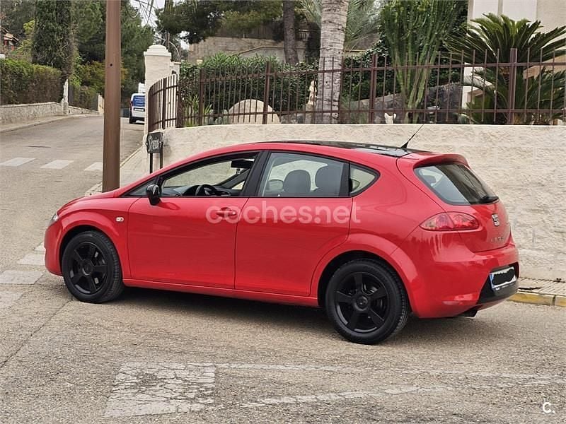 Usado Seat Leon Sport 105 CV (77 kW) 2006 Rojo Utilitario