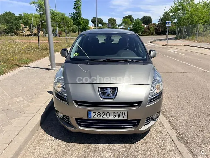 Usado Peugeot 5008 Premium 150 CV (110 kW) 2010 Beige Monovolumen