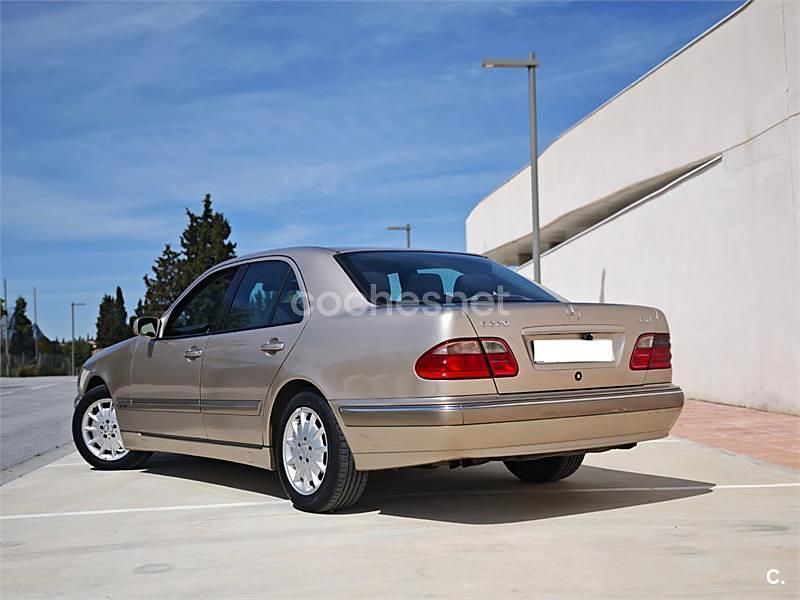 Usado Mercedes E220 Elegance 143 CV (105 kW) 2002 Beige Berlina