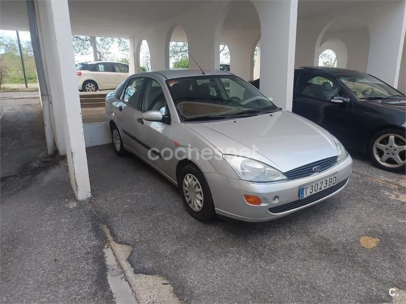Usado Ford Focus Trend 100 CV (73 kW) 2002 Gris / plata Berlina
