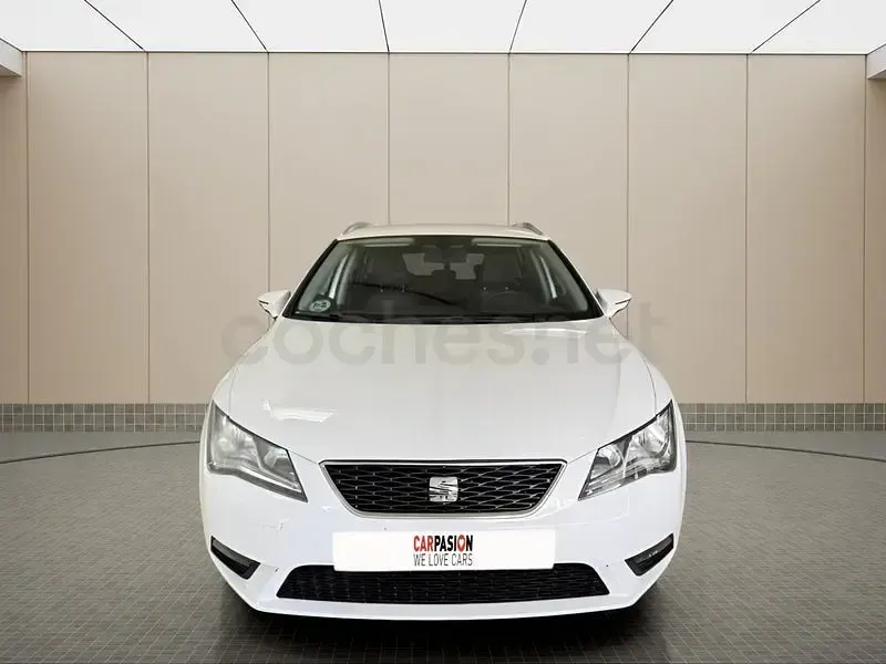 Usado Seat Leon Style 105 CV (77 kW) 2014 Blanco Familiar