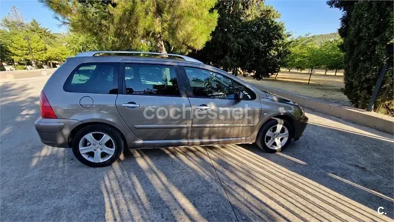 Usado Peugeot 307 110 CV (80 kW) 2005 Beige Familiar