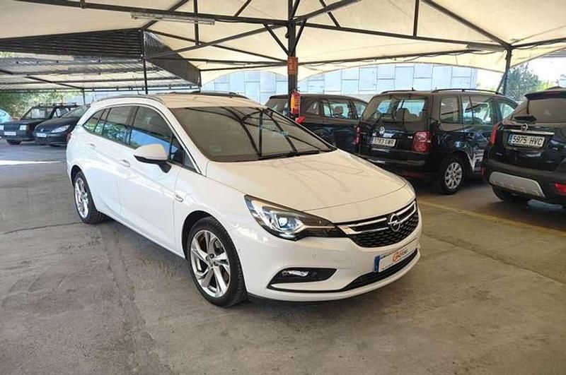Usado Opel Astra Excellence 160 CV (117 kW) 2017 Blanco Familiar