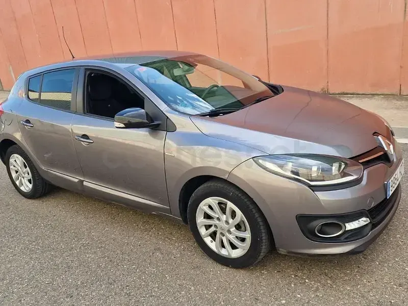 Usado Renault Mégane Life 115 CV (84 kW) 2014 Gris / plata Berlina