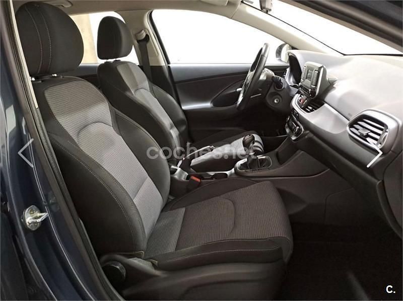 Usado Hyundai i30 110 CV (80 kW) 2022 Blanco Berlina