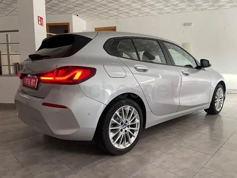 Usado BMW 116 Sport Line 116 CV (85 kW) 2022 Gris / plata Utilitario