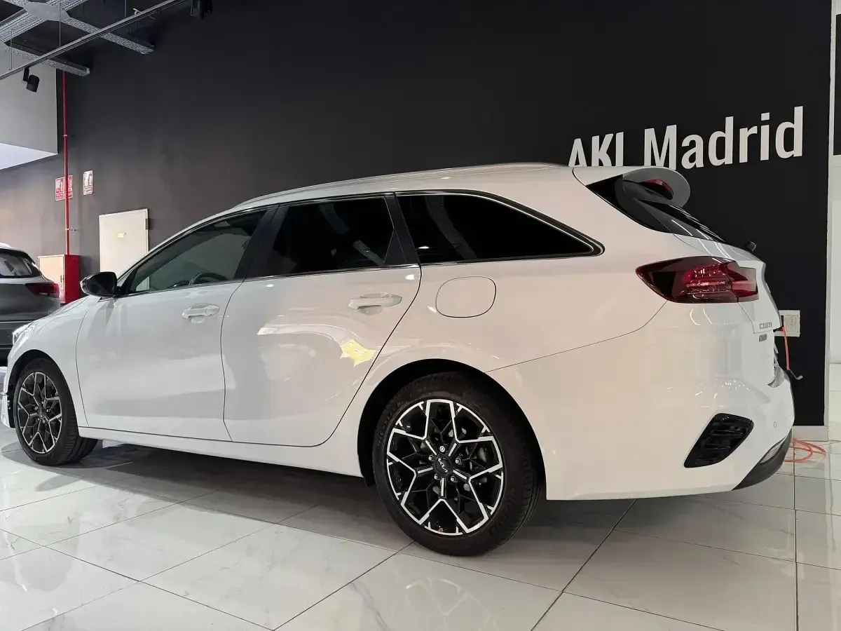 Usado Kia Ceed Style 100 CV (73 kW) 2025 Blanco Utilitario