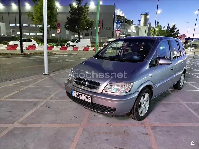 Usado Opel Zafira Elegance 100 CV (73 kW) 2004 Gris / plata Monovolumen
