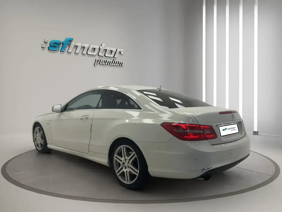 Usado Mercedes E220 170 CV (125 kW) 2012 Blanco metalizado Coupe