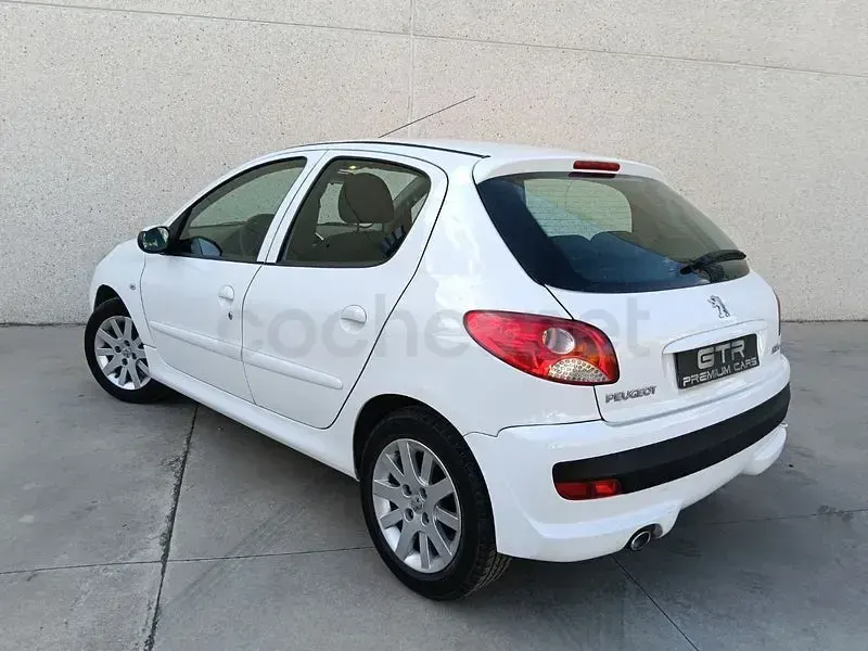 Usado Peugeot 206+ 70 CV (51 kW) 2010 Blanco Utilitario
