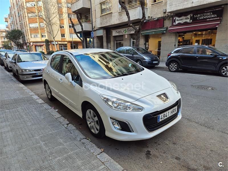 Usado Peugeot 308 Active 92 CV (67 kW) 2013 Blanco Berlina