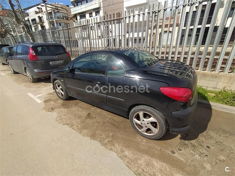 Usado Peugeot 206 110 CV (80 kW) 2002 Negro Descapotable