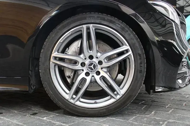 Käytetty Mercedes E200 184 HP (135 kW) 2018 Musta Coupe - kaksiovinen