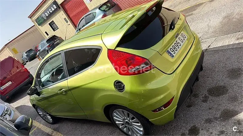 Usado Ford Fiesta Sport 100 CV (73 kW) 2008 Verde Utilitario