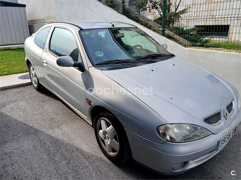 Usado Renault Mégane Coupé Dynamique 110 CV (80 kW) 2002 Gris / plata Coupe