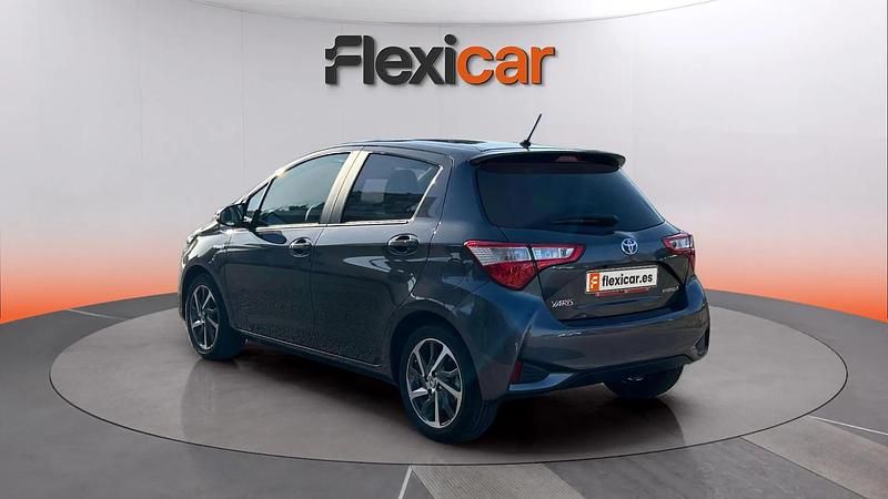 Usado Toyota Yaris Hybrid 100 CV (73 kW) 2020 Gris Utilitario