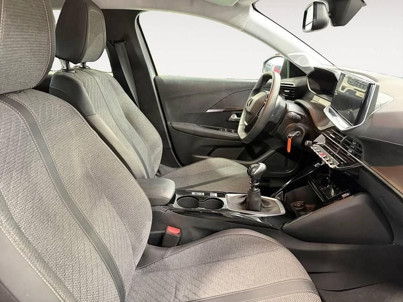 Usado Peugeot 208 Allure 100 CV (73 kW) 2025 Gris Utilitario