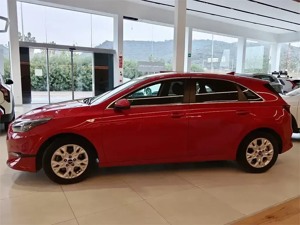 Usado Kia Ceed 120 CV (88 kW) 2024 Rojo Utilitario