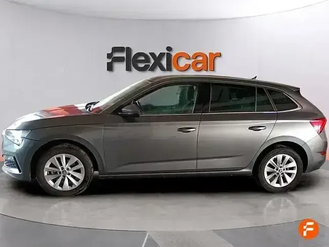 Usado Skoda Scala Selection 115 CV (84 kW) 2024 Gris Utilitario