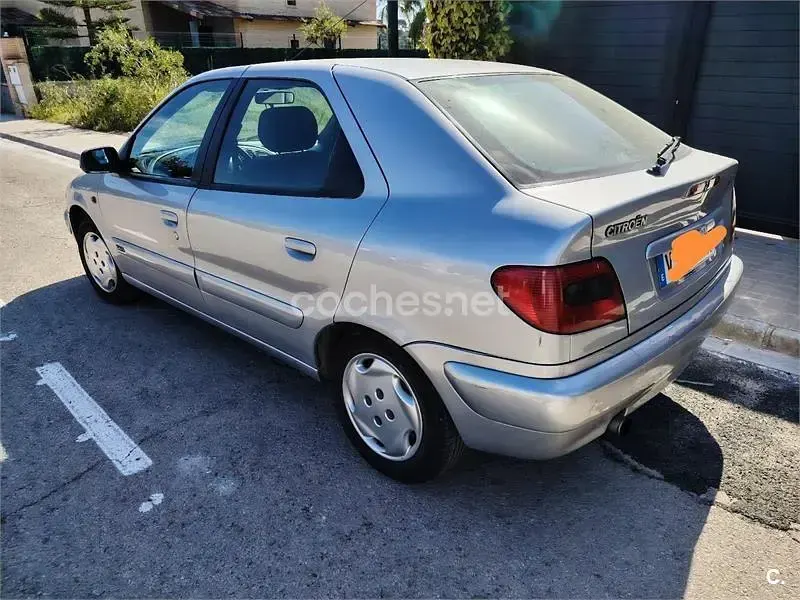 Usado Citroën Xsara 90 CV (66 kW) 1998 Gris / plata Berlina