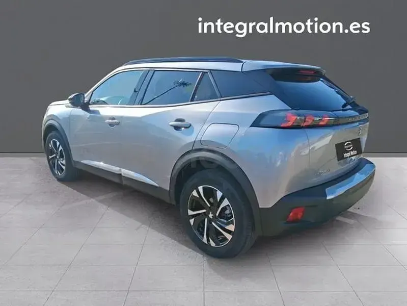 Usado Peugeot 2008 Allure 130 CV (95 kW) 2023 Gris / plata SUV