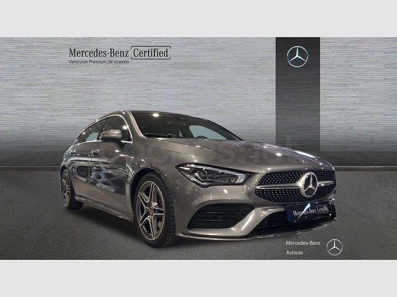 Usado Mercedes CLA200 Shooting Brake AMG line 163 CV (119 kW) 2022 Gris montaña Familiar