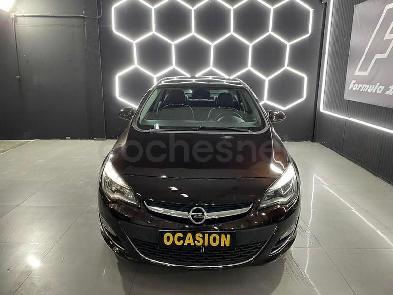 Usado Opel Astra Excellence 130 CV (95 kW) 2013 Granate Berlina