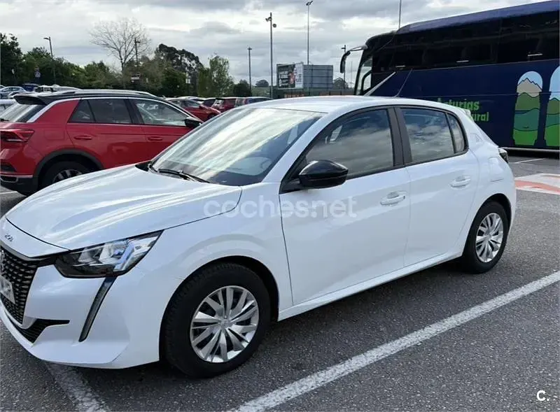 Begagnad Peugeot 208 Active 100 HK (73 kW) 2023 Vit Halvkombi