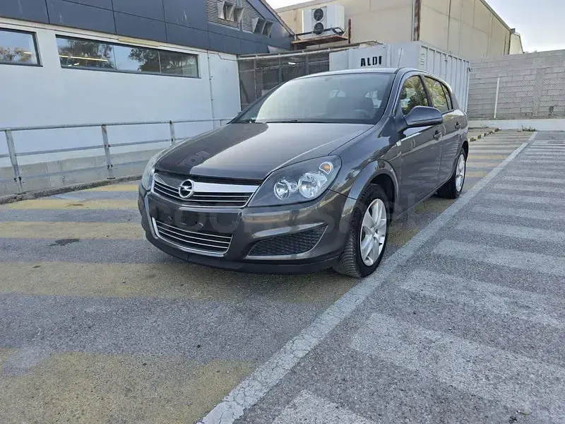 Usado Opel Astra Selective 110 CV (80 kW) 2012 Negro Berlina