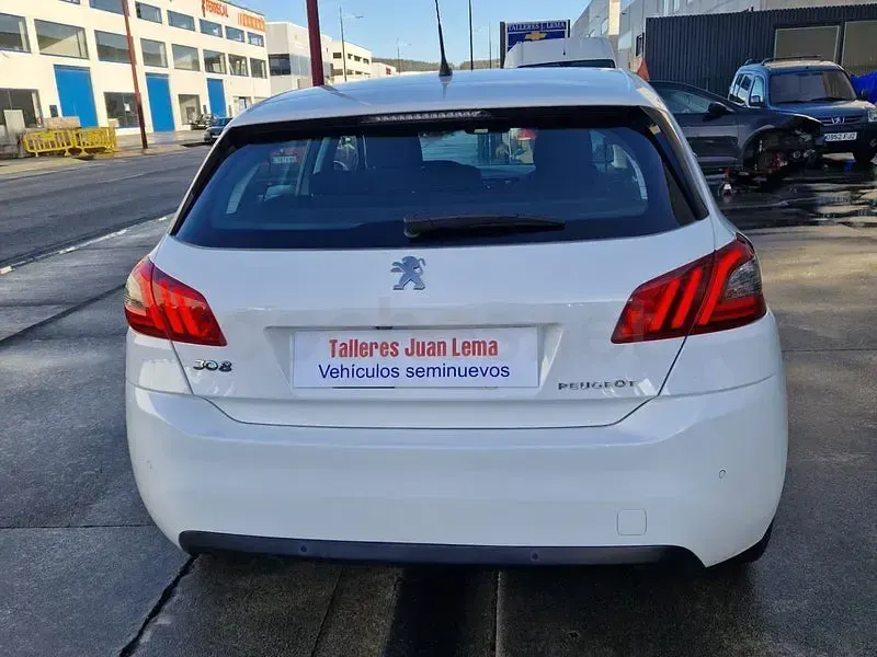 Usado Peugeot 308 Active 130 CV (95 kW) 2021 Blanco Berlina