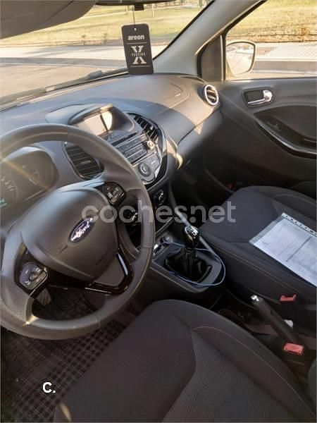 Usado Ford Ka Plus Ultimate 85 CV (62 kW) 2017 Amarillo Utilitario