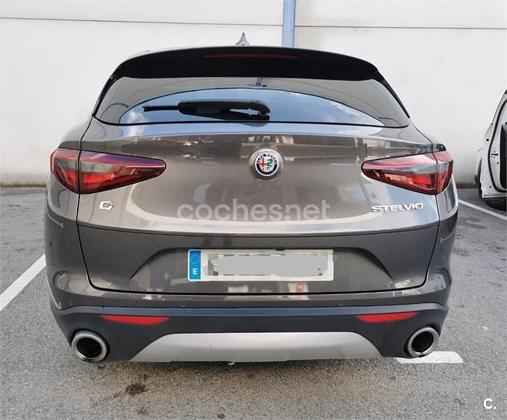 Usado Alfa Romeo Stelvio Veloce 210 CV (154 kW) 2019 Gris / plata SUV
