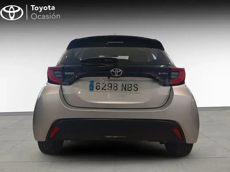 Usado Toyota Yaris Hybrid Active 116 CV (85 kW) 2025 Gris / plata Berlina